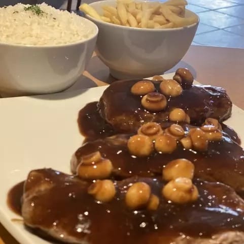 3 medalhões de filé mignon, arroz, batata frita e molho madeira.