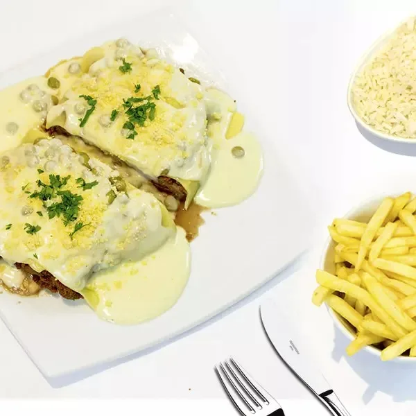 Frango à parmegiana ao molho branco