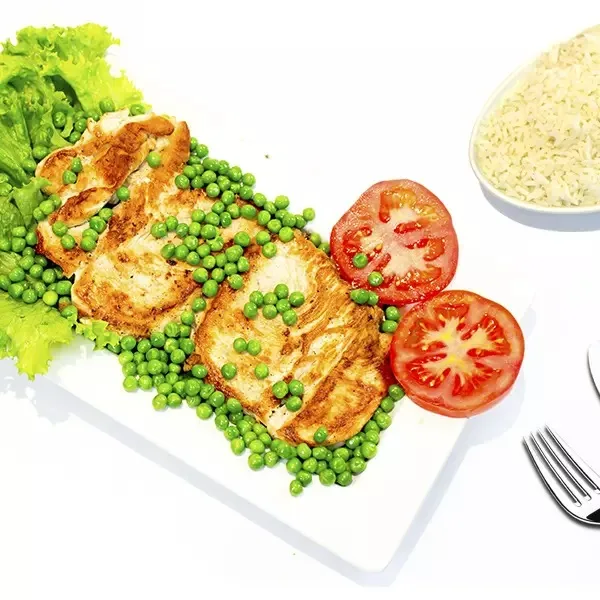 Filé de frango com ervilhas.