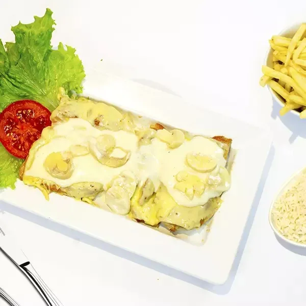 Filé de frango ao molho branco.