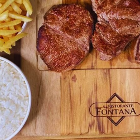 3 medalhões de entrecot, arroz e batata frita.