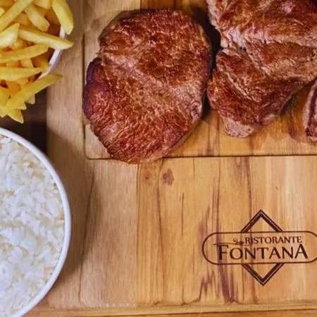 3 medalhões de entrecot, arroz e batata frita.
