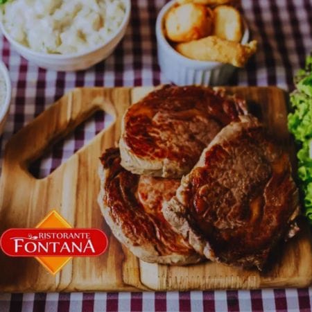 3 medalhões de entrecot, batata frita, arroz, 4 bolinhos de queijo, 2 bananas à milanesa, maionese e salada mista (alface, tomate, rúcula, cenoura, beterraba, xuxu, pepino em conserva, pepino, couve-flor e brócolis.)