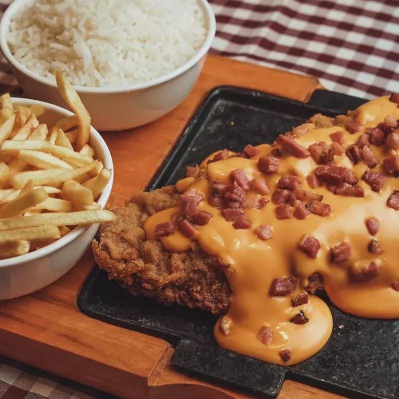 Filé ao molho cheddar