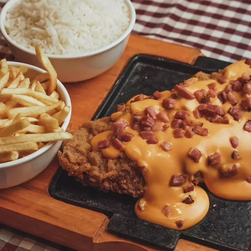 Filé ao molho cheddar
