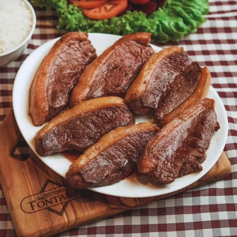 6 medalhões de picanha, polenta frita, arroz, feijão mexido, maionese e salada mista