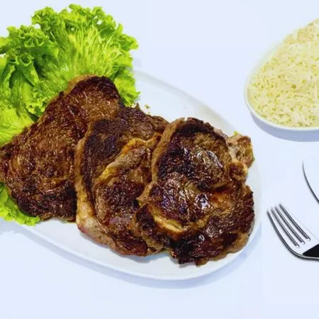 3 medalhões de entrecot, 2 ovos fritos e arroz.