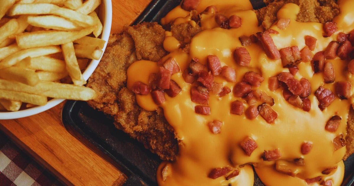 Filé ao molho cheddar