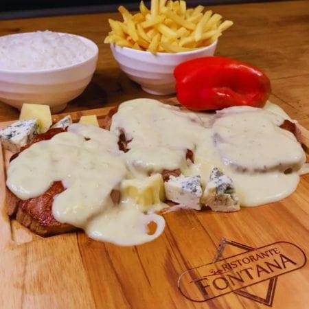 Filé ao molho gorgonzola