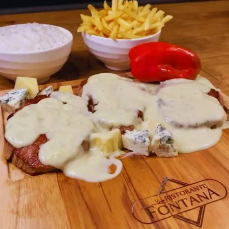Filé ao molho gorgonzola