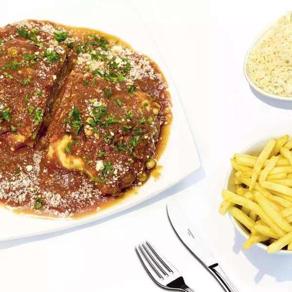 Frango à parmegiana molho vermelho.