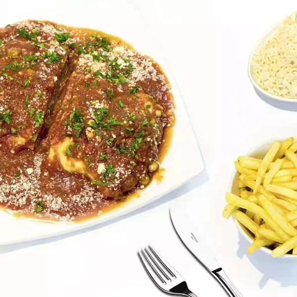 Frango à parmegiana molho vermelho.