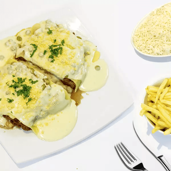 Filé parmegiana molho branco champ.